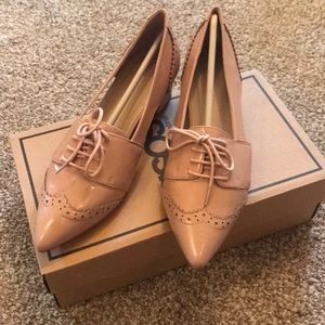 Oxford short heeled pumps